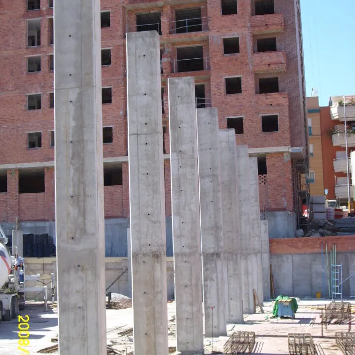 Pilares de hormigón armado en una obra de edificación