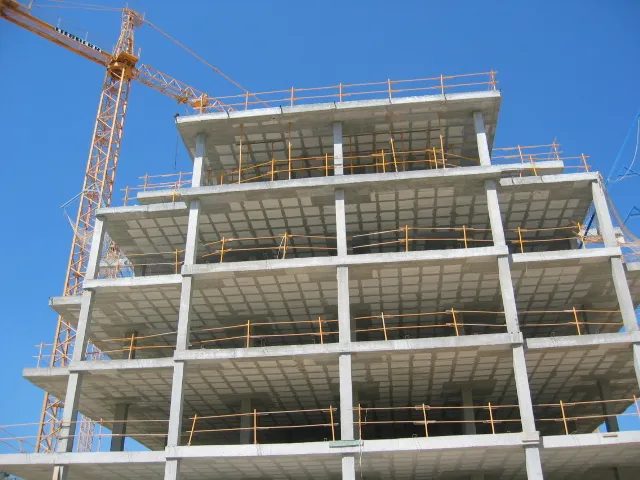 Estructura de hormigón de un edificio en ejecución con grúa y forjados